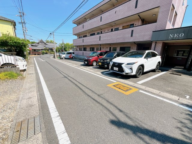ネオの駐車場