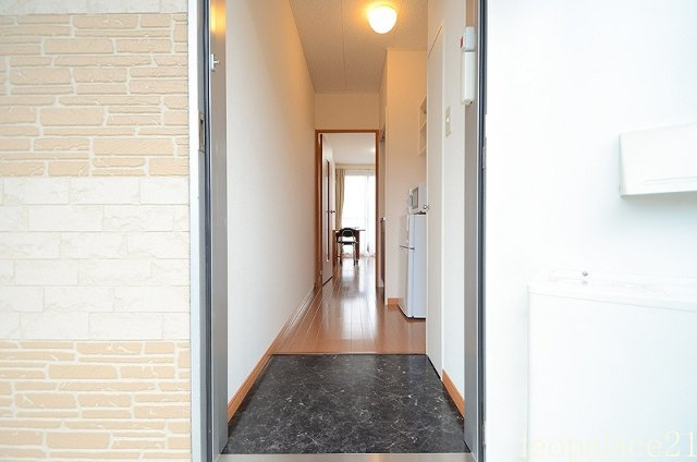 レオパレス俵口ヒルズの玄関