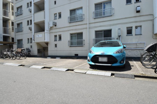【駐車場】 | マンションの駐車場スペース。空きの有無や駐車料金、サイズ規定などについては、改めてお問い合わせください。～即日のご見学可能～　お問合せはお気軽にどうぞ。
