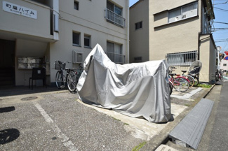 【駐車場】 | バイク置き場。空き区画の有無や駐輪料金、サイズおよび排気量規定などについては、改めてお問い合わせください。～即日のご見学可能～　お問合せはお気軽にどうぞ。
