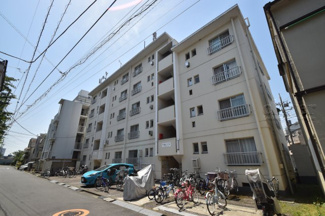 【外観】 | 青空によく映える建物です。手入れの行き届いた外壁やマンション正面エントランスなど、綺麗な姿をぜひ一度、現地にてご覧ください。～即日のご見学可能～　お問合せはお気軽にどうぞ。