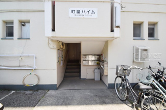 【エントランス】 | お客様を、そして住人を出迎えてくれるマンションのエントランス。ゴミが落ちていないことからも、管理状態の良さや住民の節度の高さが見て取れます。～即日のご見学可能～　お問合せはお気軽にどうぞ。
