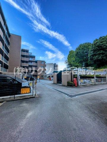 ソフィア枚方公園サニーヴェルデの駐車場|敷地内駐車場
■物件内覧・資金計画相談・住宅ローン相談、リフォーム相談、お問合せ受付中■
※当日・翌日のご内覧、ご相談はお電話でのお問合せがスムーズです！