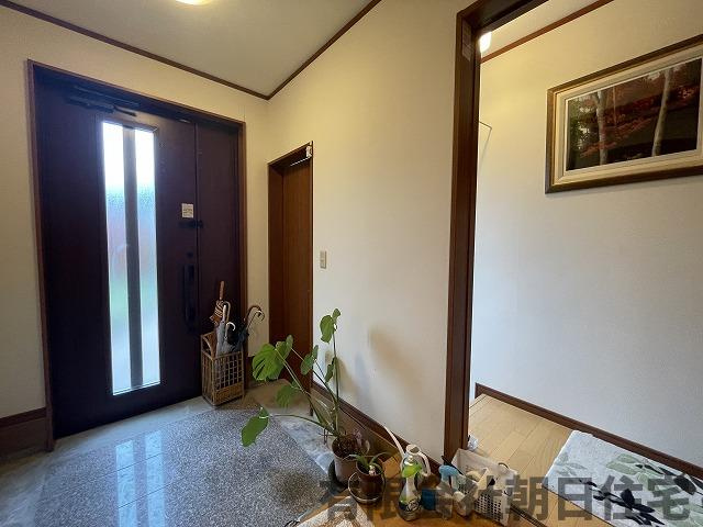 【玄関】 | 木次町中古戸建 | 明るい玄関です