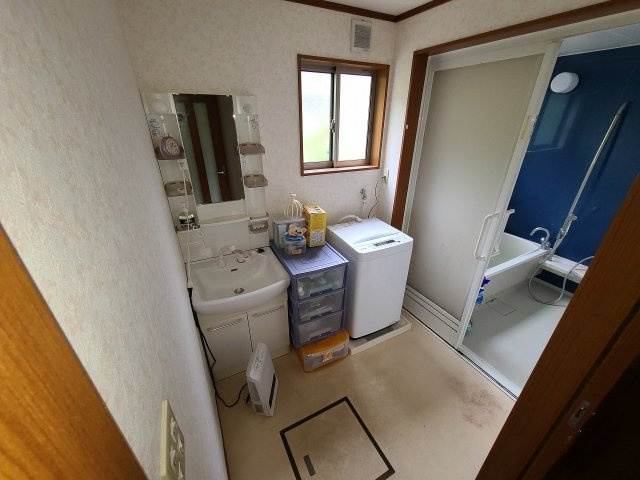 【洗面所】 | 木次町中古戸建 | 広い洗面スペース