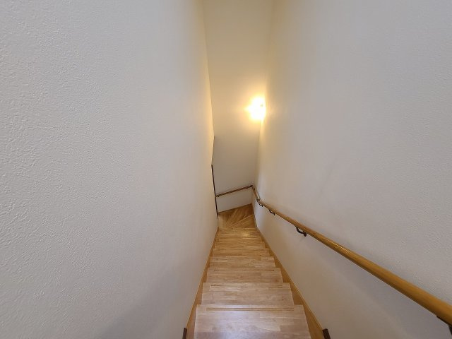 【その他】 | 木次町中古戸建 | 手すり付きの階段です。