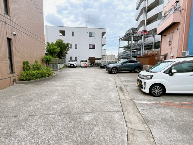 エントピアMWの駐車場