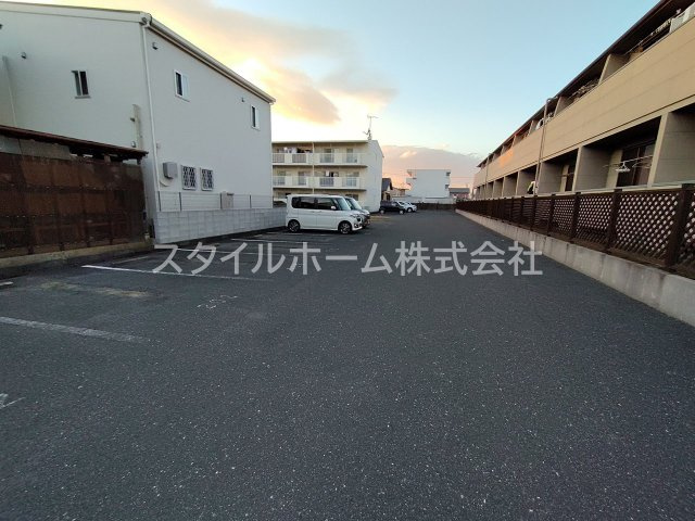 セザンヌ花田２の駐車場|別部屋写真です。
