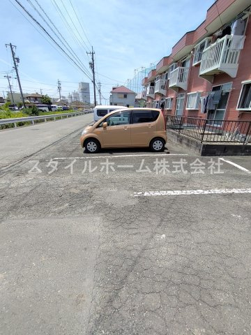 エルディム藤の駐車場