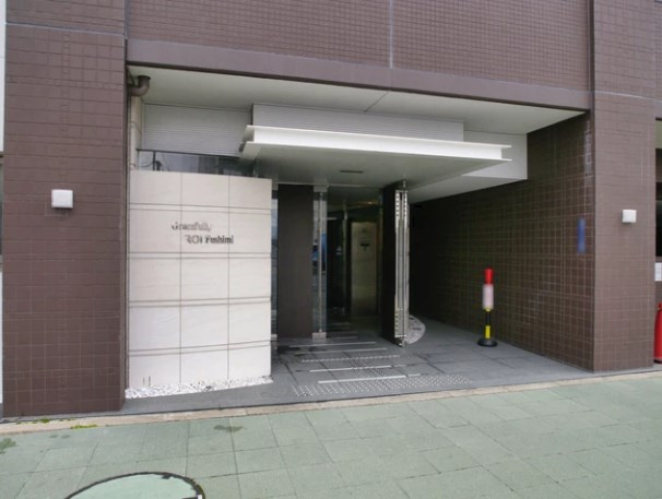 グレースフリーロア伏水のエントランス