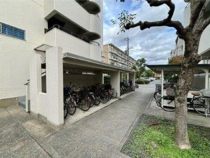 住道駅前住宅15号棟の駐輪場|自転車置き場
■物件内覧・資金計画相談・住宅ローン相談、リフォーム相談、お問合せ受付中■
※当日・翌日のご内覧、ご相談はお電話でのお問合せがスムーズです！