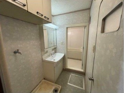 住道駅前住宅15号棟の脱衣所|洗面化粧台　洗濯機置き場
■物件内覧・資金計画相談・住宅ローン相談、リフォーム相談、お問合せ受付中■
※当日・翌日のご内覧、ご相談はお電話でのお問合せがスムーズです！