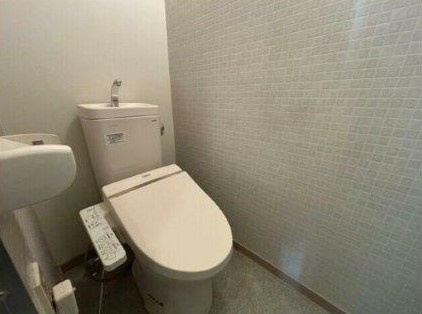 住道駅前住宅15号棟のトイレ|トイレ　ウォシュレット付き
■物件内覧・資金計画相談・住宅ローン相談、リフォーム相談、お問合せ受付中■
※当日・翌日のご内覧、ご相談はお電話でのお問合せがスムーズです！
