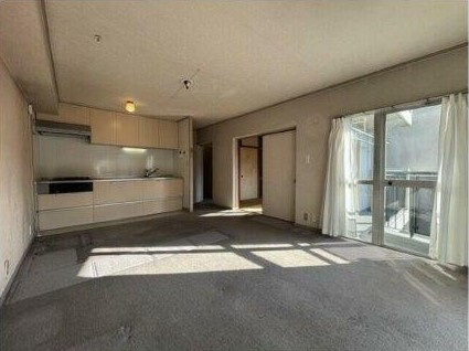 住道駅前住宅15号棟の居間・リビング|LDK10.5帖
■物件内覧・資金計画相談・住宅ローン相談、リフォーム相談、お問合せ受付中■
※当日・翌日のご内覧、ご相談はお電話でのお問合せがスムーズです！