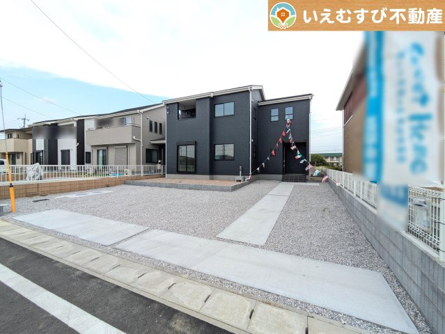 Livele Garden.S　太田第2阿久津町の駐車場|並列3台駐車可能なゆとりのカースペース
複数台車をお持ちでも、お友達が遊びに来てもゆとりの駐車スペース！