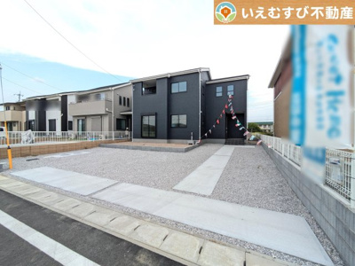 【駐車場】 | Livele Garden.S　太田第2阿久津町 | 並列3台駐車可能なゆとりのカースペース
複数台車をお持ちでも、お友達が遊びに来てもゆとりの駐車スペース！