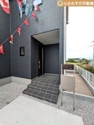 【エントランス】 | Livele Garden.S　太田第2阿久津町 | 落ち着いた色づかいのエントランス
駐車場からアクセスの良いエントランス。雨の日や荷物が多くても安心の動線♪