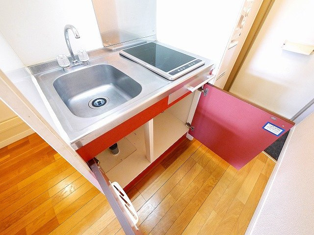 レオパレス裕のキッチン|コンパクトなキッチンで掃除もラクラク