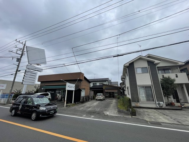 ‐三丁目不動産‐　熊谷市新堀新田の前面道路含む現地写真