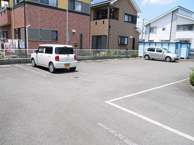 レオパレス裕の駐車場