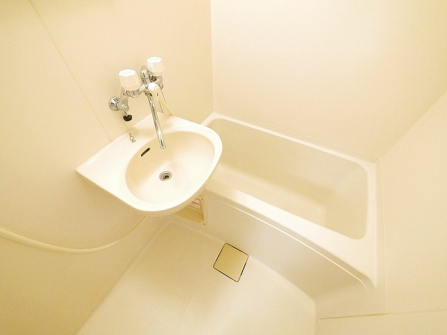 レオパレス裕の浴室|コンパクトで使いやすいお風呂です