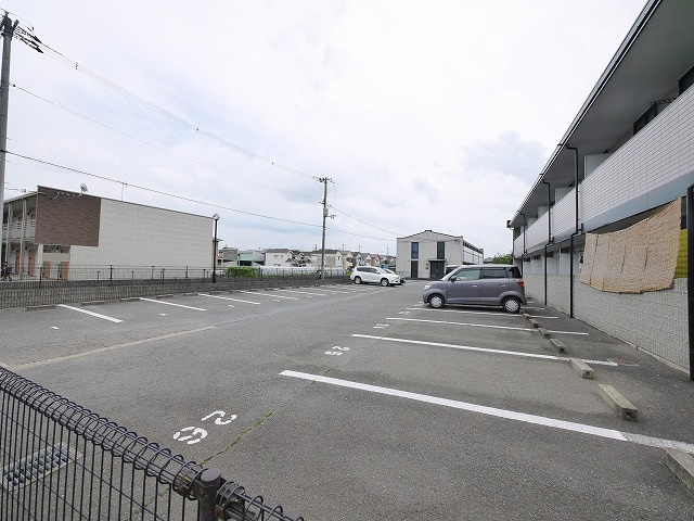 レオパレスルピナスの駐車場|駐車場があるので、車を買う予定の方も安心です