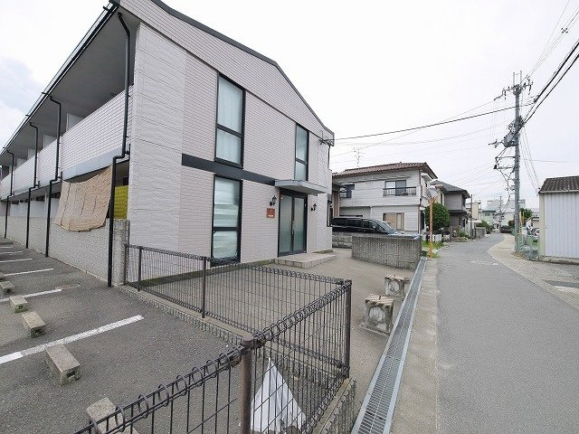 レオパレスルピナスの周辺|駐車場