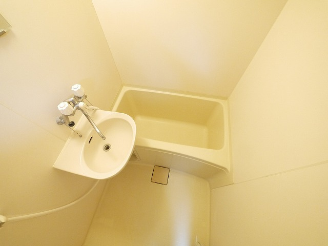 レオパレスルピナスの浴室|落ち着いた空間のお風呂です