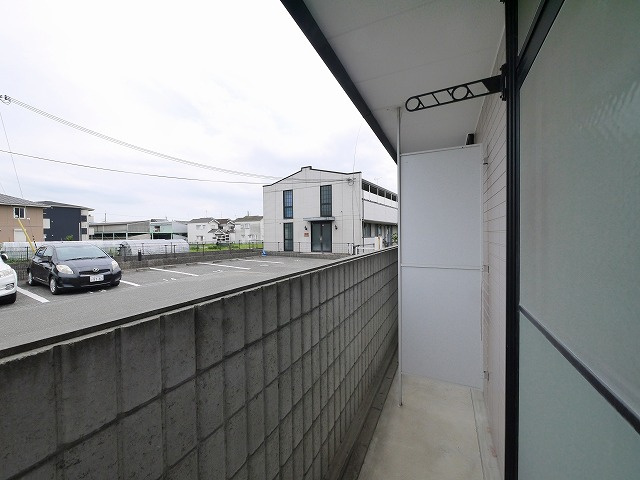レオパレスルピナスのバルコニー|外からの目が気にならないバルコニーで洗濯物が干せます