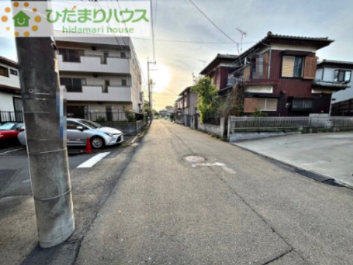 北本市石戸4丁目　中古一戸建ての前面道路含む現地写真