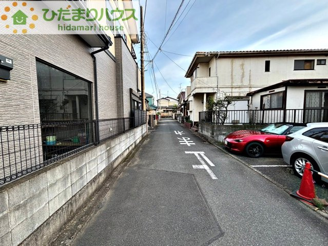 北本市石戸4丁目　中古一戸建ての前面道路含む現地写真