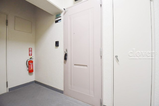 【その他共用部分】 | 皆様をお迎えする、お部屋の玄関ドア。開けやすさや開放角度、ドアノブの操作しやすさや鍵の形状などを、現地で一度ご確認ください。～即日のご見学可能～　お問合せはお気軽にどうぞ。