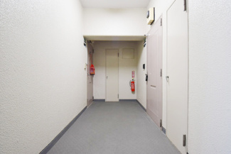 【その他共用部分】 | 当該フロアの共用廊下です。ここもきれいに清掃されています。周囲のお部屋の様子も、ぜひ伺ってみてください。～即日のご見学可能～　お問合せはお気軽にどうぞ。
