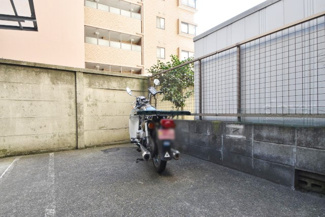 【駐車場】 | バイク置き場。空き区画の有無や駐輪料金、サイズおよび排気量規定などについては、改めてお問い合わせください。～即日のご見学可能～　お問合せはお気軽にどうぞ。
