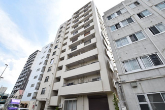 【外観】 | 青空によく映える建物です。手入れの行き届いた外壁やマンション正面エントランスなど、綺麗な姿をぜひ一度、現地にてご覧ください。～即日のご見学可能～　お問合せはお気軽にどうぞ。
