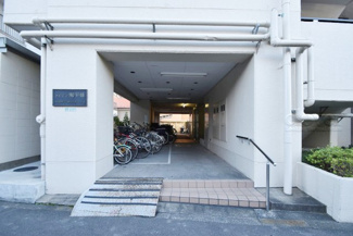 【エントランス】 | お客様を、そして住人を出迎えてくれるマンションのエントランス。ゴミが落ちていないことからも、管理状態の良さや住民の節度の高さが見て取れます。～即日のご見学可能～　お問合せはお気軽にどうぞ。
