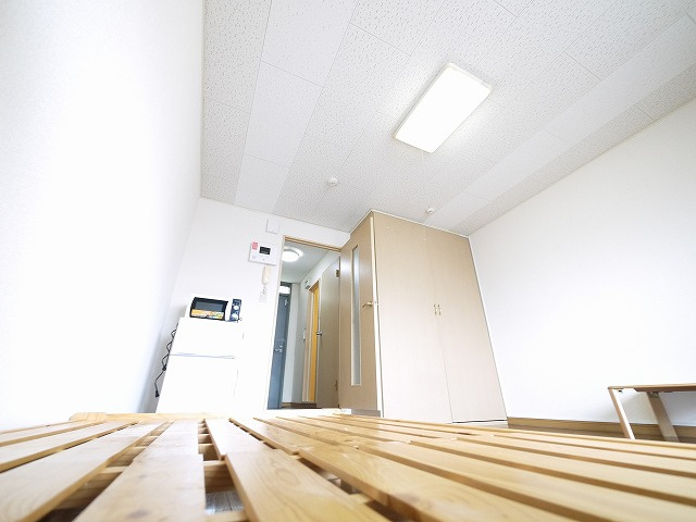 レオパレスルピナスの寝室|広くて明るい寝室