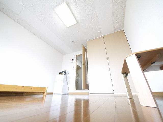 レオパレスルピナスの洋室|スタンダードな洋室です