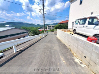 【前面道路含む現地写真】