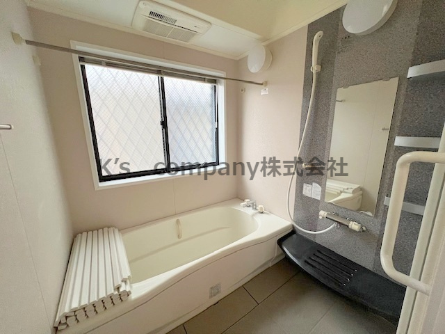 ◎高座郡寒川町宮山　中古戸建の浴室|浴室は一面がアクセントパネルになっています☆