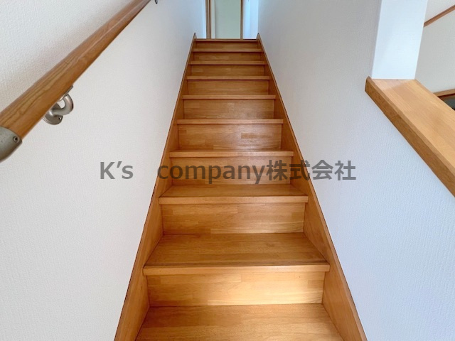 ◎高座郡寒川町宮山　中古戸建の内装|手すり付きの階段です☆