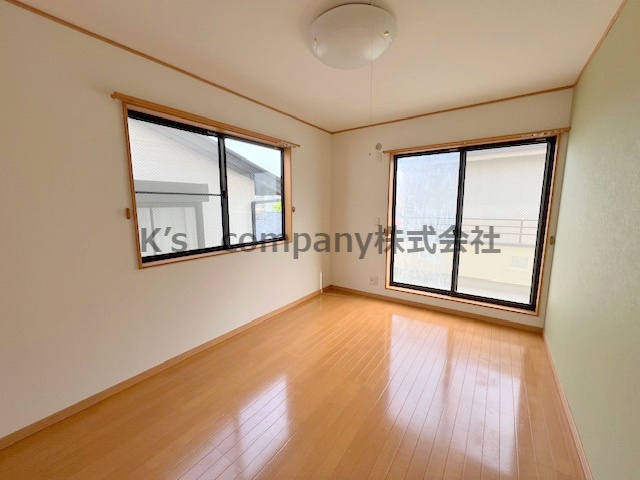 ◎高座郡寒川町宮山　中古戸建の寝室|洋室6.5帖☆バルコニーに出られるお部屋です☆