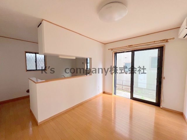 ◎高座郡寒川町宮山　中古戸建の居間・リビング|リビングの隣に和室があります☆