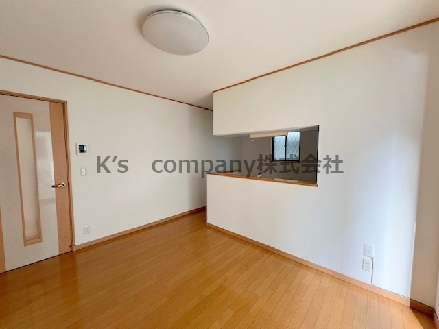 ◎高座郡寒川町宮山　中古戸建の居間・リビング|カウンターキッチンが見えます☆