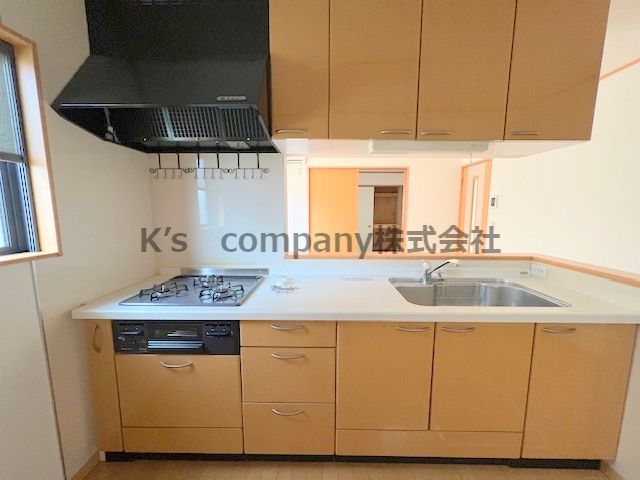 ◎高座郡寒川町宮山　中古戸建のキッチン|吊戸棚収納が充実しているシステムキッチン☆