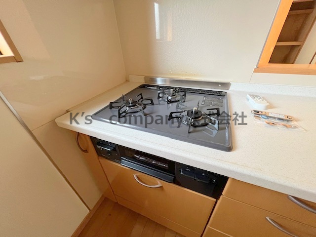 ◎高座郡寒川町宮山　中古戸建のキッチン|三口ガスコンロでお料理の幅が広がります☆