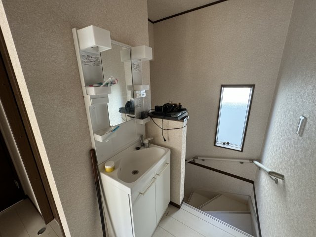 -三丁目不動産-　熊谷市石原　平成28年築の独立洗面台