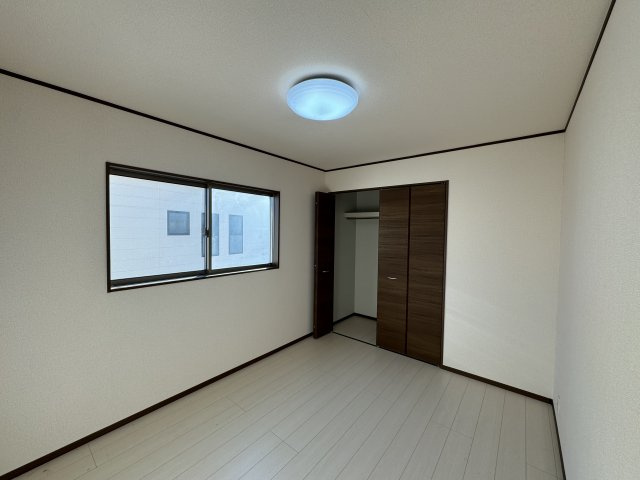 -三丁目不動産-　熊谷市石原　平成28年築の洋室