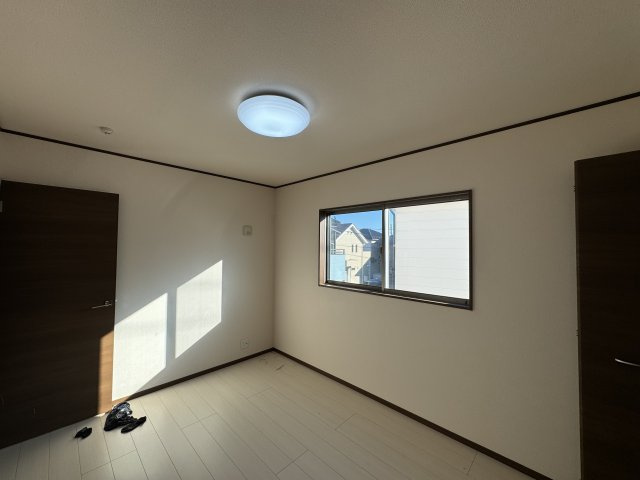 -三丁目不動産-　熊谷市石原　平成28年築の洋室