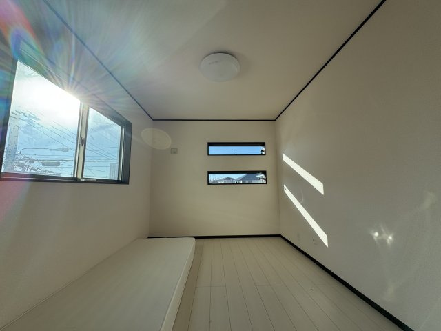 -三丁目不動産-　熊谷市石原　平成28年築の洋室